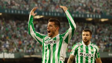 SEVILLA, 29/09/2024.- El centrocampista del Betis Giovani Lo Celso (i) celebra tras marcar ante el Espanyol, durante el partido de LaLiga en Primera División que Real Betis y RCD Espanyol disputan este domingo en el estadio Benito Villamarín, en Sevilla. EFE/Julio Muñoz