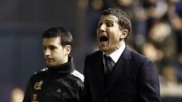 El entrenador de Osasuna Javi Gracia dirige desde la banda a su equipo, durante el partido de la vig&eacute;simo s&eacute;ptima jornada de Liga de Primera Divisi&oacute;n que Osasuna y M&aacute;laga disputan esta noche en el estadio de El Sadar, en Pamplona. 