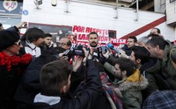 Las protestas de la afición de Rayo contra el fichaje de Zozulya y Martín Presa