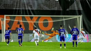 Isi hizo el 1-0 en el Rayo - Málaga desde el punto de penalti.