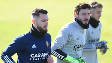 Mathieu, junto a Cristian &Aacute;lvarez, en su primer entrenamiento con el Real Zaragoza.