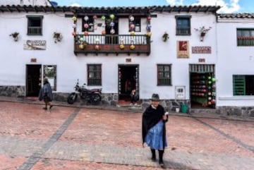 Balones colgados de los balcones, la estatua de un balón en la plaza del pueblo, un museo del balón, 20 fábricas de balones... está claro de qué vive el pequeño pueblo colombiano de Monguí.