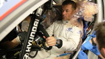 Sébastien Loeb sentado en el Hyundai del WRC.