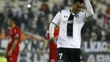 Esteban Paredes ingresó en el segundo tiempo del duelo entre Colo Colo y Ñublense.