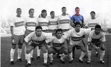 Jonny Walker (en la foto con camiseta celeste) fue un portero estadounidense que militó en Universidad Católica entre las temporadas 1999 a 2002. Con los cruzados ganó el Apertura 2002.