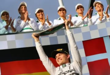 Nico Rosberg de Mercedes celebrando en el podio su victoria en el Gran Premiode Australia en el circuito de Albert Park en Melbourne.