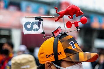 Durante la práctica del Gran Premio de Japón, desarrollado en el circuito de Suzuka, se ha podido ver un desfile de los sombreros más variopintos.