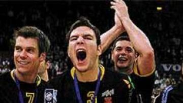 <b>EXULTANTES.</B> Carlos Prieto celebra el título arropado por sus compañeros. El primero como protagonista.