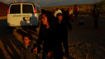 Una mujer cubana y una mujer venezolana fueron deportadas y aunque pidieron viajar con sus bebés, sus hijas continúan en Estados Unidos.