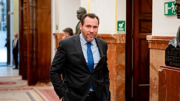 El ministro de Transportes y Movilidad Sostenible, Óscar Puente, a su salida de una sesión plenaria en el Congreso de los Diputados, a 6 de mayo de 2025, en Madrid (España). Tras el apagón del pasado 28 de abril, el PP lleva hoy al Pleno del Congreso una proposición no de ley para reclamar al Gobierno un Plan Nacional de Seguridad de Suministro Energético que, entre otras cosas, reconsidere el cierre de las centrales nucleares, para contribuir a rebajar el coste de la electricidad y reforzar la estabilidad de la red y la producción eléctrica. La prórroga de las nucleares cuenta con mayoría en el Parlamento, pues además del PP la defienden, entre otros, Vox y Junts.
06 MAYO 2025;CONGRESO;DEBATE;PLENO;DIPUTADOS;SESIÓN PLENARIA;PROPOSICIÓN;
A. Pérez Meca / Europa Press
06/05/2025