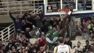 James Gist hace un mate durante el partido contra el Unicaja. 