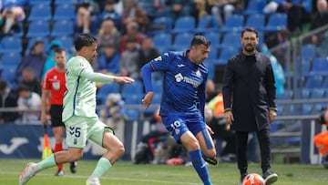 MADRID, 12/04/2025.- El defensa del Getafe Diego Rico (c) disputa un balón con el centrocampista de Las Palmas Javi Muñoz (i) durante el encuentro de la jornada 31 de LaLiga EA Sports entre Getafe CF y UD Las Palmas, este sábado en el Coliseum de Getafe, en Madrid. EFE/ Zipi