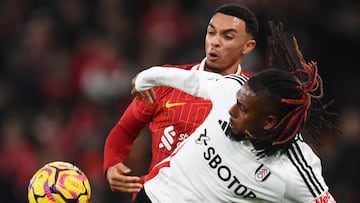 Alex Iwobi disputando un balón dividido con Trent Alexander-Arnold