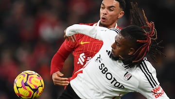 Alex Iwobi disputando un balón dividido con Trent Alexander-Arnold