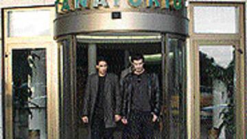 <B>MUCHOS VISITANTES</B>. Decenas de personajes del mundo del fútbol fueron al tanatorio a dar el pésame a Vicente del Bosque y su familia. En la imagen, Raúl y Figo saliendo del edificio.