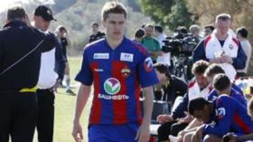 <b>RODAJE. </B>Berezutski, que camina por el banquillo del CSKA, fue uno de los pocos titulares que dispuso ayer el equipo ruso en Campoamor.