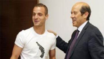 Soldado: "Llevo al Valencia toda la ilusión del mundo"