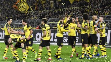 Dortmund&#039;s Marco Reus, right, celebrates with his team after he scored his side&#039;s second goal during the German Bundesliga soccer match between Borussia Dortmund and Borussia Moenchengladbach in Dortmund