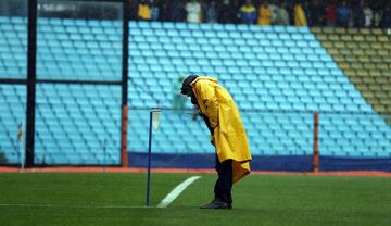 El partido de ida de la final de la Copa Libertadores entre Boca Juniors y River Plate ha tenido que ser suspendido debido a las fuertes lluvias.