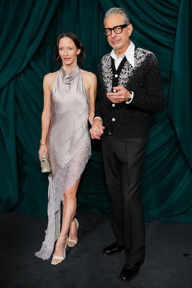 Emilie Livingston y Jeff Goldblum posan en la alfombra roja de la cena anual Pre-Oscar celebrada en Beverly Hills.