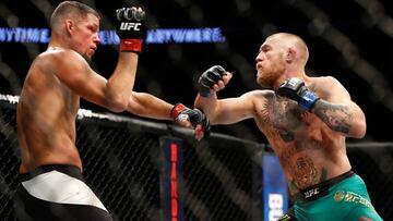 Nate Diaz y Conor McGregor luchan en el UFC 202 en el T-Mobile Arena de Las Vegas, Nevada.