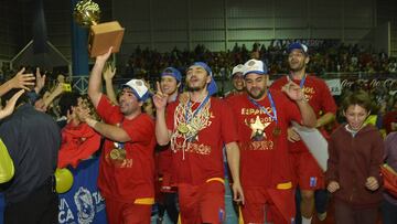 Bravo (a la izquierda con la copa) reveló detalles de desconocidos de la triunfal temporada.