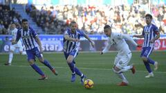 Rodrigo busca el remate a puerta en el partido entre Valencia y Alav&eacute;s.