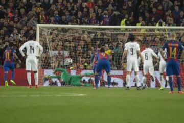 Messi marcó el 3-0 de penalti.