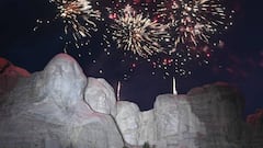 Fuegos artificiales explotan sobre el Monumento Nacional Monte Rushmore durante un evento del D&iacute;a de la Independencia al que asisti&oacute; el presidente de los Estados Unidos en Keystone, Dakota del Sur, el 3 de julio de 2020.