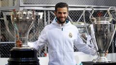 Nacho posa con su tercera Champions y su primera Liga.