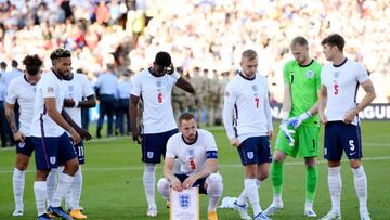 WOLVERHAMPTON, ENGLAND - JUNE 14: England players prepare for a team photo prior to the UEFA Nations League League A Group 3 match between England and Hungary at Molineux on June 14, 2022 in Wolverhampton, England. (Photo by Shaun Botterill/Getty Images)