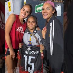 Niña llora al conocer a jugadoras de Tigres Femenil
