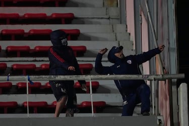 Diez personas resultaron heridas y noventa fueron detenidas tras una batalla campal en las gradas del Estadio Libertadores de América - Ricardo Enrique Bochini. El partido, que iba 1-1, fue suspendido temporalmente en el minuto 48 y luego cancelado por la Conmebol.