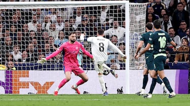 3-0. Sensacional asistencia por alto de Brahim Díaz, controla Federico Valverde con un 'sombrerito' para superar a Marc Guéhi y empala con la derecha el balón, cruzado y batir a Gianluigi Donnarumma.