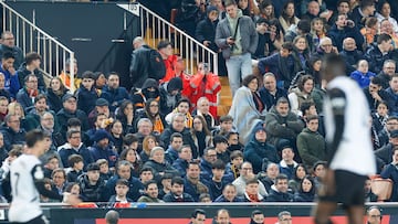 Miles de aficionados abandonan Mestalla en el descanso