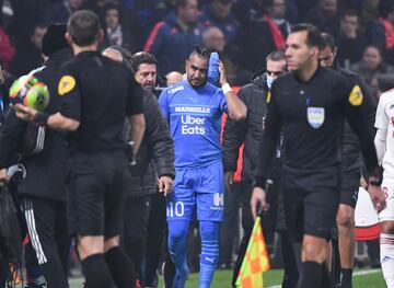 Dimitri Payet recibe un botellazo durante el partido contra el Lyon