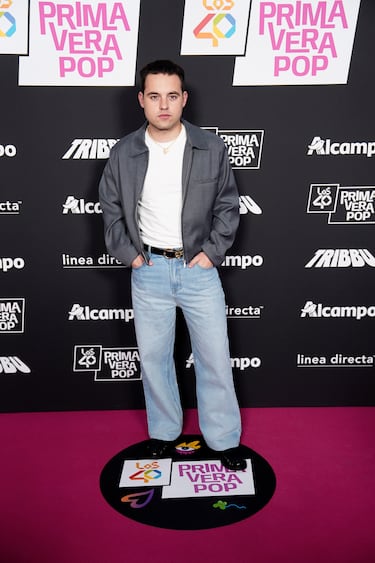 El cantante Depol posa en la alfombra roja de LOS40 Primavera Pop.