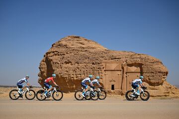 El ciclismo tiene la facultad de conciliar deporte de lite y turismo. Si el Tour de Francia, la Vuelta a Espa?a o el Giro de Italia son una ventana incomparable a los paisajes de esos pases, el Alula Tour asoma a corredores y espectadores a joyas ocultas de Arabia como la zona arqueolgica de Hijr, con construcciones que datan de hace ms de mil a?os.
