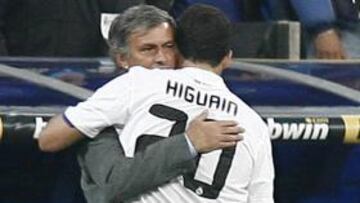 Higuaín abraza a Mourinho