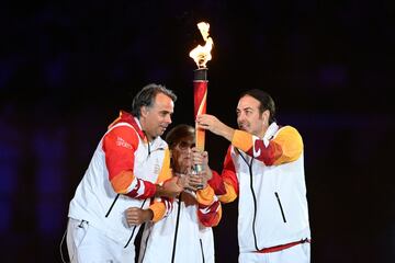 Fernando González, Lucy López y Nicolás Massú antes de encender el fuego panamericano.