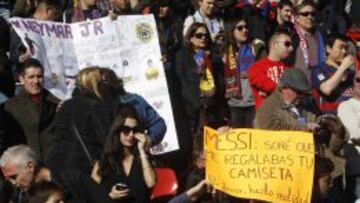 Aficionados en el Ciudad de Valencia durante el encuentro de Liga BBVA entre el Levante y el F.C. Barcelona