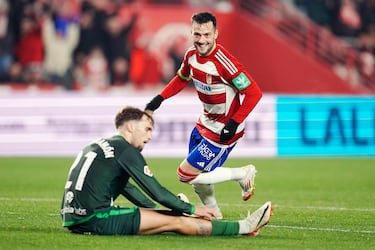 El delantero nazarí hizo caer al líder. Un gol suyo consiguió superar al Racing.