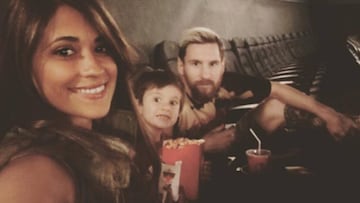 Leo Messi acudió ayer a un cine de Barcelona junto a su pareja Antonella Rocuzzo y el mayor de sus hijos, Thiago.