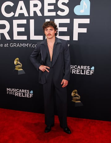 Benson Boone posa en la alfombra roja de los Grammy 2025 en ell Crypto.com Arena situado en la ciudad de Los Ángeles, en California.