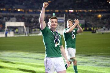 Brian O'Driscoll celebra el título de campeones del Torneo Seis Naciones de Rugby de 2014.