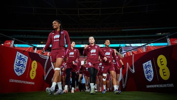 Las jugadoras de España acceden al césped de Wembley.
