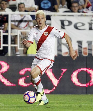 Comenzó su carrera profesional en las categorías inferiores del FC Barcelona. Posteriormente ha estado vinculado al Rayo más de seis años 











