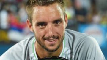 Viktor Troicki, posa con el trofeo de campeón en Sydney.