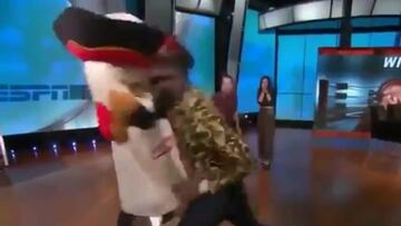 Un campeón de boxeo le rompe la mandíbula a la mascota de un programa en pleno directo