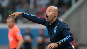 AMDEP1635. SANTIAGO DEL ESTERO (ARGENTINA), 23/05/2023.- El seleccionador de Argentina Javier Mascherano dirige hoy, en un partido del grupo A de la Copa Mundial de Fútbol sub-20 entre Argentina y Guatemala en el estadio Único de Ciudades en Santiago del Estero (Argentina). EFE/ Juan Ignacio Roncoroni
